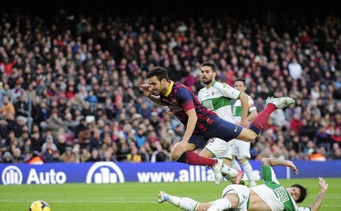 Cesc Fabregas dijatuhkan bek Elche di dalam kotak penalti.
