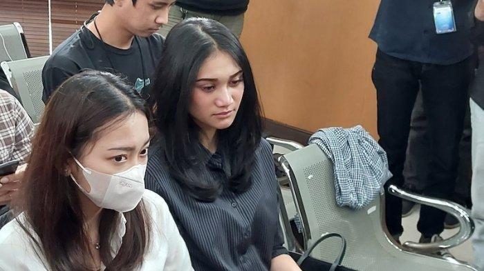 Amanthy Fahimah Hanin (baju hitam) putri Hendra Kurniawan, terdakwa