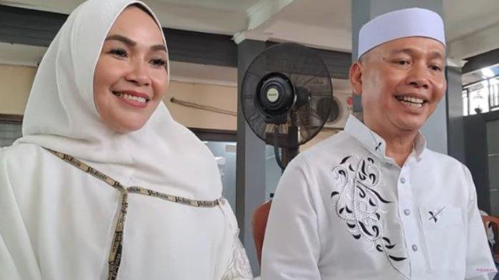 Umi Kalsum dan ayah Ojak (Orang tua Ayu Ting Ting)