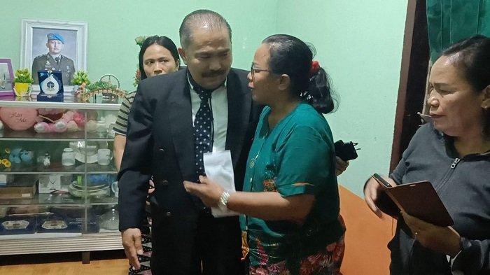 Pengacara Keluarga Almarhum Nofriansyah Yosua Hutabarat atau Brigadir Yosua, Kamaruddin Simanjuntak berkunjung ke rumah orang tua almarhum Brigadir Yosua di Sungai Bahar, Rabu (28/6/2023) malam.
