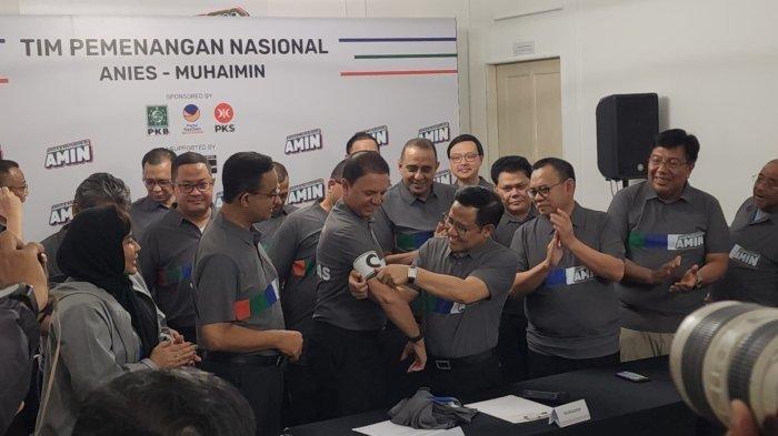 Anies Baswedan dan Muhaimin Iskandar sematkan ban kapten Timnas Anies-Muhaimin ke Mantan Kepala Badan Pencarian dan Pertolongan (Kabasarnas) Marsekal Madya (Purn) Muhammad Syaugi Alaydrus.