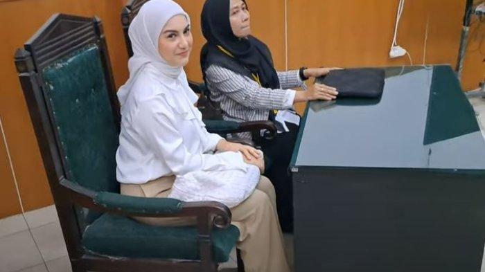 Irish Bella tersenyum di ruang sidang
