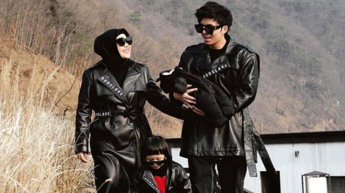 Aurel Hermansyah, Ameena, Atta Halilintar dan Azura kompak pakaian baju serba hitam saat liburan di Korea Selatan