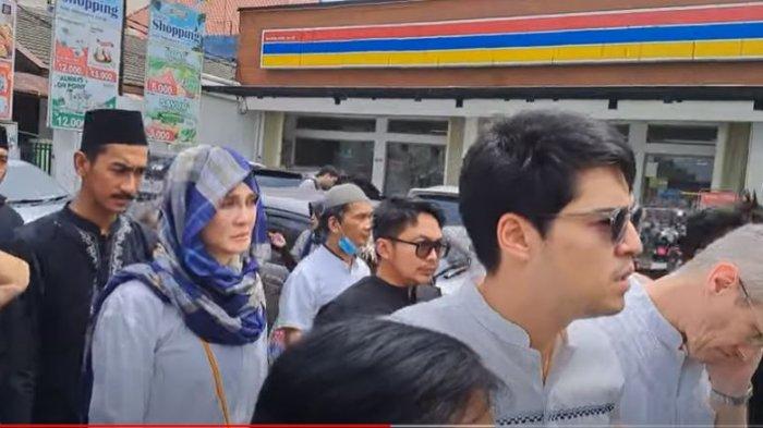 Luna Maya temani Maxime Bouttier ke pemakaman sang ibu