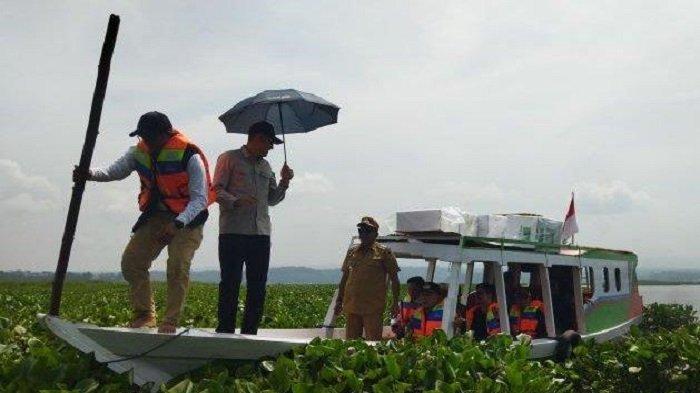 Panitia Pemilihan Kecamatan (PPK) Cipeundeuy, Kabupaten Bandung Barat (KBB) bersusah payah saat menyalurkan logistik Pemilu 2024 ke TPS, Selasa (13/2/2024).