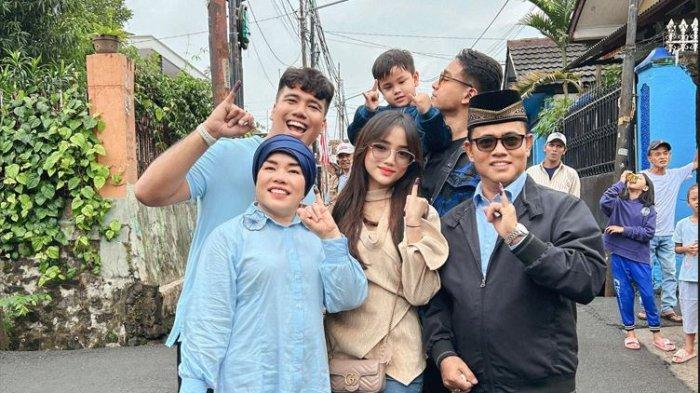 Fuji dan keluarga usai nyoblos Pemilu 2024