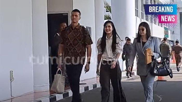Sandra Dewi tiba di Kejagung