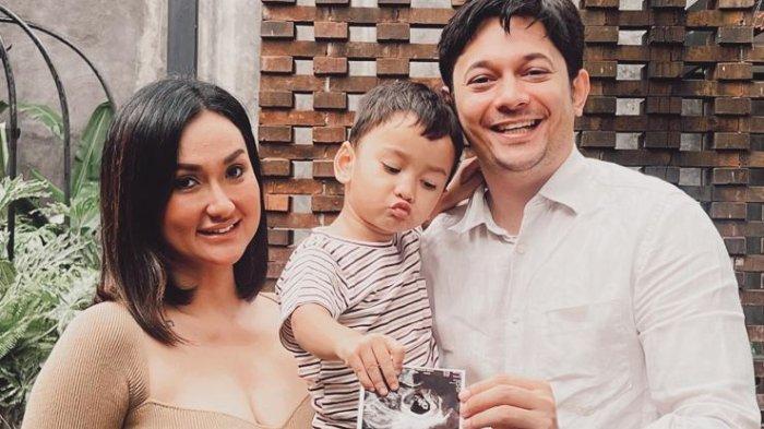 Andrew Andika dan keluarga