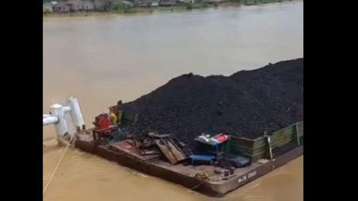 Empat tiang pelindung jembatan Aur Duri I jalan Lintas Timur, Kota Jambi ditabrak ponton atau tongkang bermuatan batubara, Senin (13/5).