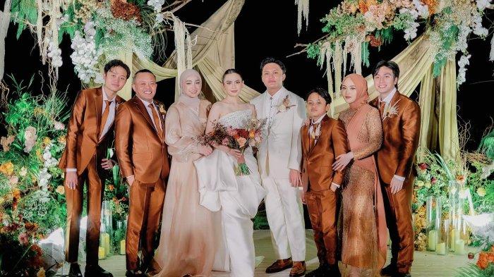 Sule dan keluarga bersama Rizky Febian dan Mahalini