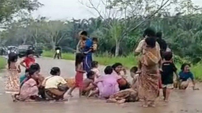 Sekelompok orang yang diduga dari Suku Anak Dalam (SAD)  berkumpul dengan mendirikan tenda hingga memblokir jalan dalam kawasan Citra Raya City, Sabtu (1/6/2024) sore.