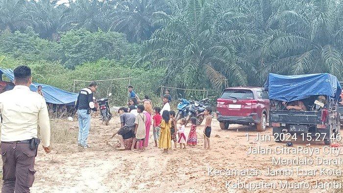 Beredar video masyarakat adat Suku Anak Dalam (SAD) diklaim tulisan-tulisan di internet bahwa mereka memblokir jalan lantaran keluarganya meninggal dunia.