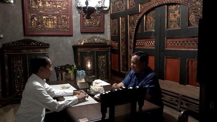 Prabowo Subianto (Presiden Prabowo) mengunjungi kediaman Presiden ke-7 Joko Widodo (Jokowi) di kediamannya di Solo, Minggu (3/11) petang. 