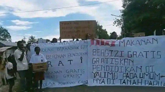 TOLAK MAKAN BERGIZI GRATIS: Sejumlah pelajar menyampaikan aspirasi terkait penolakan Makan Bergizi Gratis dan meminta penddikan gratis, Senin (17/2/2025). Aksi tersebut sempat ricuh hingga dilepaskan 12 tembakan dan gas air mata. (Tribun Papua/Istimewa)