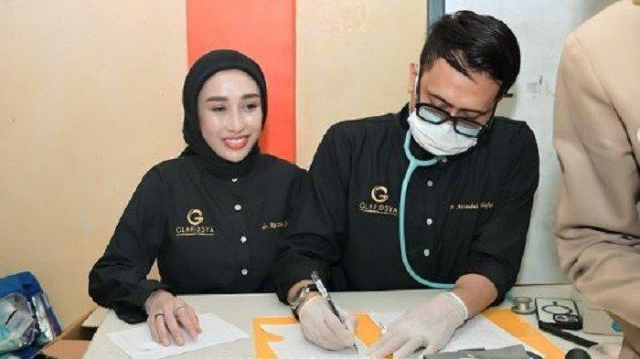 BELUM PUAS - dr Reza Gladys. Pakar ekspresi nilai dr Reza Gladys belum puas meski sudah penajarakan Nikita Mirzani. (instagram)
