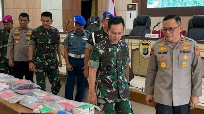 UPDATE KASUS: Kapolda Lampung Irjen Helmy Santika dan Pangdam II Sriwijaya Mayjen TNI Ujang Darwis saat di Mapolda Lampung bersama Kapolda Lampung, Irjen Helmy Santika update dugaan penembakan tiga polisi oleh oknum TNI, Rabu (19/3/2025). (Kompas.com)