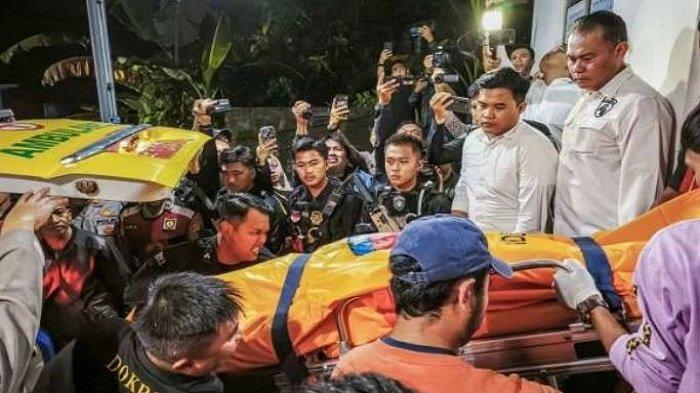 GUGUR DALAM TUGAS: Petugas menurunkan jenazah anggota Polri yang tewas tertembak saat melakukan penggerebekan judi sabung ayam, setibanya di RS Bhayangkara Polda Lampung, Lampung, Selasa (18/3/2025).  (foto: Ist)