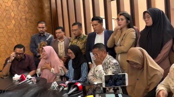 MENANGIS - Salsabila (baju garis biru), anak Kapolsek Negara Batin AKP (Anumerta) Lusiyanto, saat jumpa pers bersama pengacara Hotman Paris di Jakarta, Selasa (25/3/2025). Dia menangis menceritakan kenangan dengan sang ayah. (forto: Instagram @hotmanparisofficial)