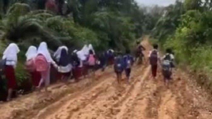 JALAN RUSAK - Tangkap layar video viral terkait jalan rusak di Kabupaten Bongo tepatnya di Telentam yang kembali viral. Sejumlah siswa SD terpaksa lepas sepatu melewati jalan berlumpur.