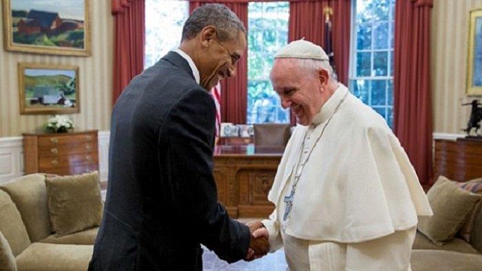 KENANG PAUS FRANSISKUS - Mantan Presiden Amerika Serikat, Barack Obama memuji mendiang Paus Fransiskus. Sosoknya menurut Obama, telah menginspirasi umat Katolik dan non-Katolik untuk