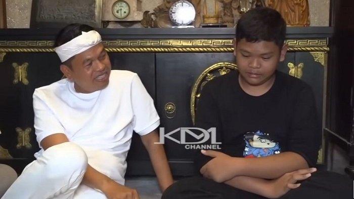 REMAJA VIRAL - Tangkapan layar unggahan Dedi Mulyadi, Minggu (27/4/2025). Setelah viral karena merawat ayahnya yang sakit sendirian sampai wafat, cerita miris siswa SMP viral bernama Raka asal Bandung rupanya masih berlanjut. (foto: YouTube Kang Dedi Mulyadi Channel)
