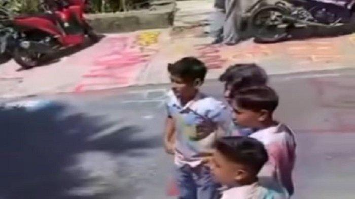 CORET-CORET: Ratusan pelajar terpantau dan viral melakukan aksi coret-coret rayakan kelulusan di Tugu Selamat Datang Kabupaten Kerinci, Jambi, Minggu (27/4/2025). (foto: Instagram)