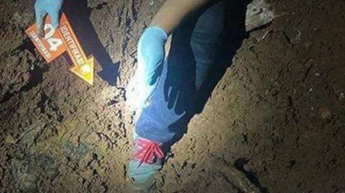 JASAD PEREMPUAN DICOR: Proses evakuasi jenazah DH (48) yang diduga korban pembunuhan di belakang rumah warga Desa Ngadirojo Lor, Kecamatan Ngadirojo, Kabupaten Wonogiri, Kamis (1/5/2025). (foto: dok polisi)