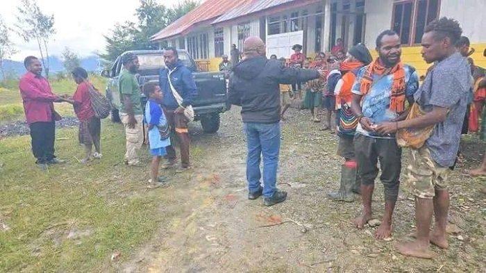 MENGUNGSI: Warga sipil di Intan Jaya terpaksa mengungsi untuk menghindari tembakan pada konflik baku tembak TNI konta KKB Papua.