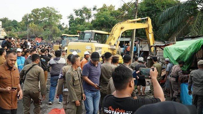 BONGKAR LAPAK PKL: Pemprov Jambi dan Pemkot Jambi hari ini Selasa (10/6/2025) secara bersama-sama menertibkan dan merelokasi pedagang di Pasar Talang Banjar, Kota Jambi. Al Haris menunjuk di lokasi pembongkaran lapak PKL. (foto: Instagram @erik1820)