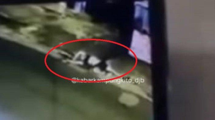 Detik-detik seorang pria terkapar di tepi jalan kawasan kampus daerah Sipin, Kota Jambi terekam CCTV viral di sosial media.