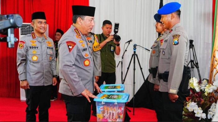 BAZAR RAMADHAN - Kapolri Jenderal Polisi Drs Listyo Sigit Prabowo menghadri Bazar Ramadan Polri Presisi dan Baksos Ramadan Bhayangkari 2025 di Surabaya, Jawa Timur.