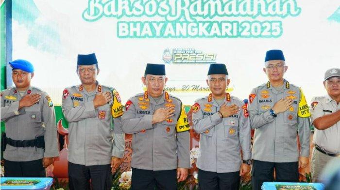 BAZAR RAMADHAN - Kapolri Jenderal Polisi Drs Listyo Sigit Prabowo menghadri Bazar Ramadan Polri Presisi dan Baksos Ramadan Bhayangkari 2025 di Surabaya, Jawa Timur.
