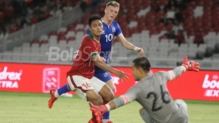 Kiper timnas Indonesia, Andritany Ardhiyasa dan bek Fachruddin Aryanto mencoba mengantisipasi pergerakan striker timnas Islandia, Albert Gudmundsson pada uji coba internasional di Stadion Utama GBK, Jakarta Selatan, Minggu (14/1/2018) malam.