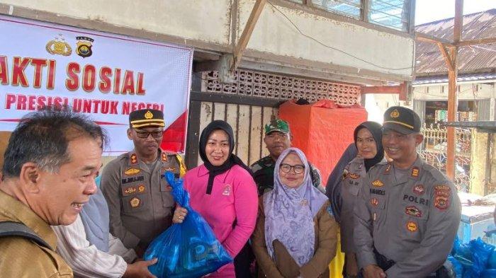 Ketua Bhayangkari Kerinci Ny. Desi Mujib memberikan bantuan sembako dan obat obatan bagi masyarakat yang terdampak banjir di Desa Pulau Tengah, Kecamatan Keliling Danau, Senin (22/01/2024).