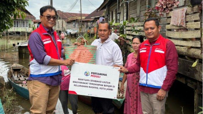 PERTAMINA - Pertamina Patra Niaga Regional Sumbagsel bersama Pertamina Retail Sales Area Jambi menyalurkan bantuan kepada warga terdampak banjir di RT 4 dan RT 7, Kelurahan Kasang, Kota Jambi, melalui program Pertamina Peduli.