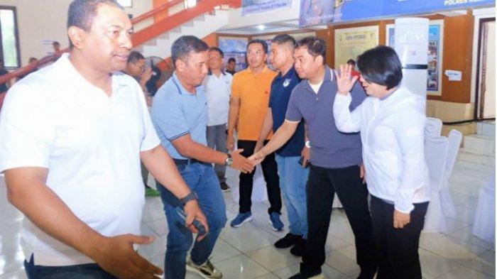 Kapolda Jambi  Irjen Pol. Rusdi Hartono membuka Pertandingan Bola Voli Polda Jambi dan jajaran dalam rangka Hari Bhayangkara Ke-78 Tahun 2024 di Gor SPN Polda Jambi, Sabtu (22/6/2024).