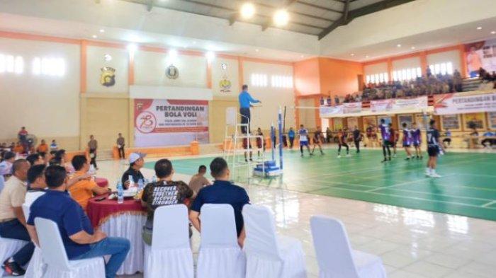 Pertandingan Bola Voli Polda Jambi dan jajaran dalam rangka Hari Bhayangkara Ke-78 Tahun 2024 di Gor SPN Polda Jambi, Sabtu (22/6/2024).