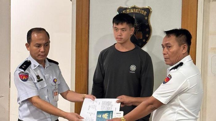 TIBA DI INDONESIA - Selebgram Arnold Putra atau AP saat tiba di Indonesia, Senin (21/7/2025) sore. Arnold sempat ditahan Junta Militer Myanmar sejak 20 Desember 2024. Dia divonis 7 tahun penjara.