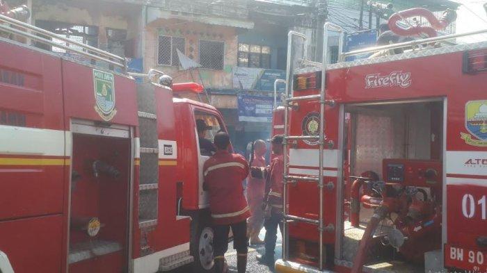 4 unit mobil Damkar padamkan kebakaran di kawasan Jelutung, Kota Jambi,  Selasa (22/8/2023) siang.