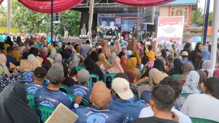 Ribuan simpatisan paslon Bupati Merangin nomor urut 02 Syukur-Khafid memadati lapangan sepakbola Kayu Batu di Kelurahan Dusun Baru Kecamatan Tabir, Kamis (21/11/2024).