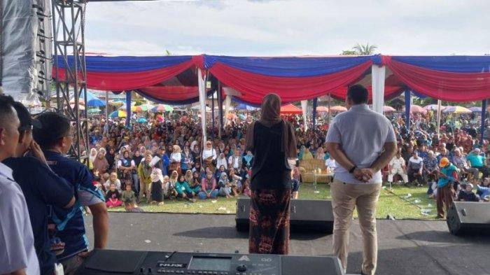 Ribuan simpatisan paslon Bupati Merangin nomor urut 02 Syukur-Khafid memadati lapangan sepakbola Kayu Batu di Kelurahan Dusun Baru Kecamatan Tabir, Kamis (21/11/2024).