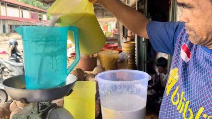 KELAPA - Penjual santan di Pasar Angso Duo Jambi. Di Kota Jambi, harga kelapa bulat dijual Rp10 ribu per buahnya dan Rp15 ribu per kilogramnya untuk santan segar.