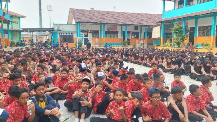 Sswa Sekolah Menengah Pertama (SMP) Negeri 1 Kuala Tungkal saat SKK Migas - PetroChina International Jabung Ltd bersama Forum Pangkal Babu Mangrove sosialisasi pelestarian dan mempertahankan ekosistem lingkungan.