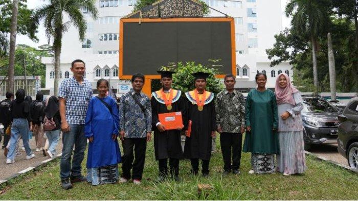 Bejujung dan Besiar, dua pemuda Suku Anak Dalam (SAD) di Jambi yang lulus dari Program Studi Diplomat III Agrobisnis Fakultas Pertanian Universitas Jambi (UNJA).