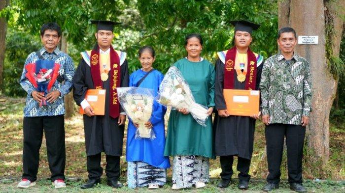 Bejujung dan Besiar, dua pemuda Suku Anak Dalam (SAD) di Jambi yang lulus dari Program Studi Diplomat III Agrobisnis Fakultas Pertanian Universitas Jambi (UNJA).
