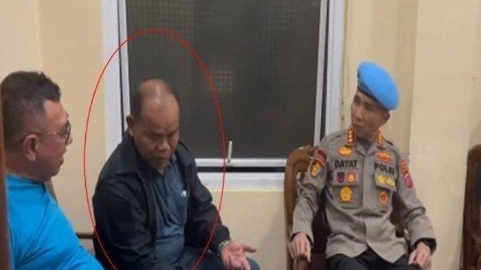 Kabag Ops Polres Solok Selatan, AKP Dadang Iskandar (jaket hitam), pelaku penembak Kasat Reskrim AKP Ulil Ryanto Anshari saat diperiksa di Mapolda Sumbar, Jumat (22/11/2024). 