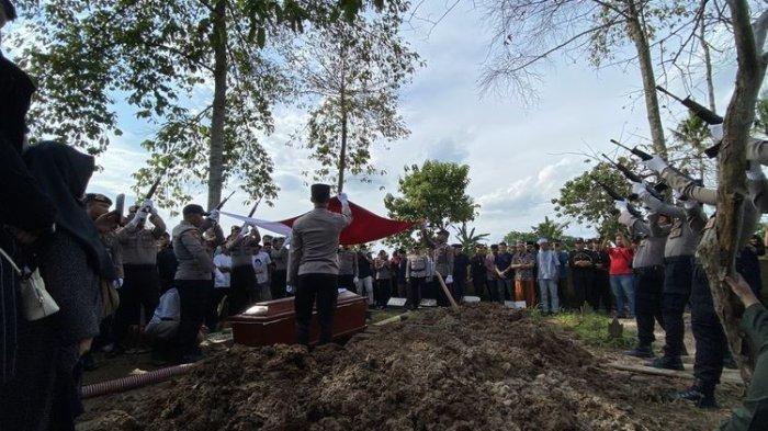 PEMAKAMAN - Prosesi pemakaman Briptu (anumerta) Ghalib Surya Ganta di Bandar Lampung yang tewas saat penggerebekan sabung ayam di Way Kanan, Selasa (18/3/2025).