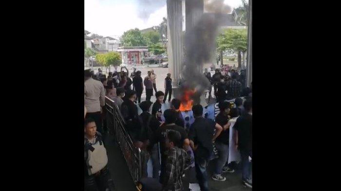 DEMO - Aksi demo mahasiswa yang tergabung dalam Aliansi Jambi Melawan di gedung DPRD Provinsi Jambi, Rabu (23/4/2025). Demo berujung rusuh karena diduga ada provokator.