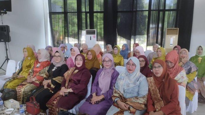 WISUDA - Universitas Jambi (UNJA) kembali menggelar Rapat Terbuka Senat dalam rangka Wisuda ke-116 untuk Program Doktor, Magister, Profesi, Sarjana dan Diploma Semester Genap Tahun Akademik 2024/2025. Acara ini berlangsung pada Sabtu, (24/5/2025) di Balairung Pinang Masak, Kampus UNJA Mendalo.
