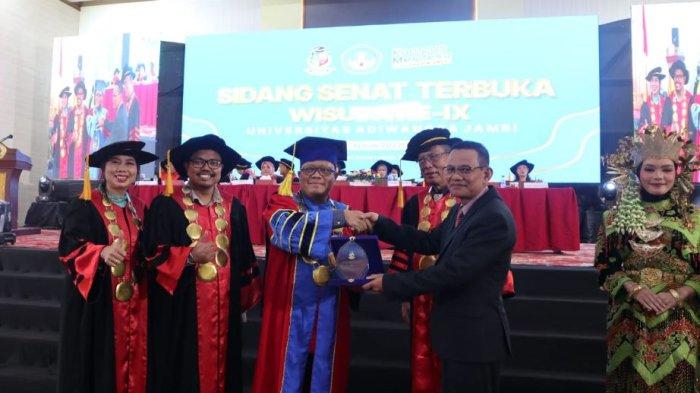Universitas Adiwangsa Jambi menggelar Wisuda Sarjana dan Profesi ke IX, pada Rabu (22/11/2023).